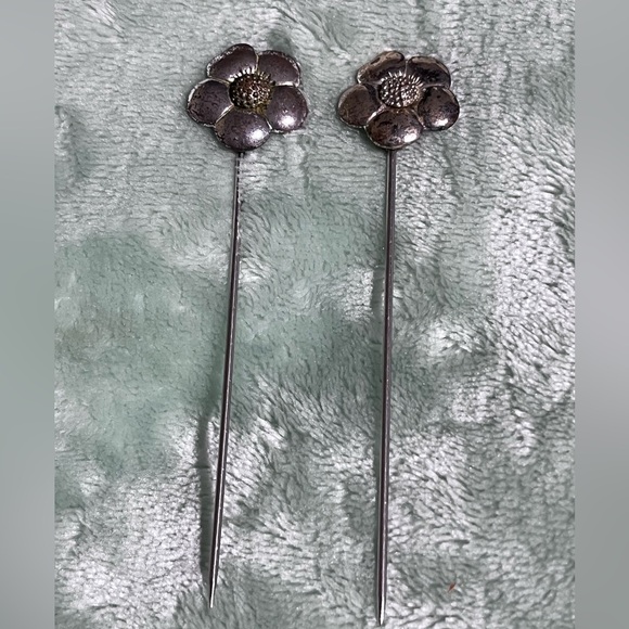 Pair of Vintage Forged Steel Flower Pins – Versatile for Hair, Hats or Clothing - Picture 13 of 17